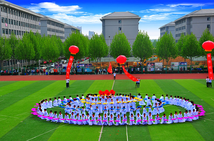 艺术学院方队一袭白色丝裙，一把折扇，演绎着斑斓的青春色彩